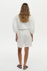 Short sastrero blanco de lino, con tiro alto, perneras anchas y pinzas en la parte delantera.