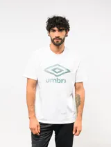 Remera blanca de manga corta, con logo de Umbro estampado en el frente en color verde.