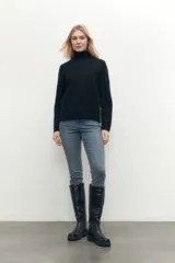 Suéter negro de tejido de punto con cuello alto.