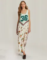 Vestido largo sin mangas con escote redondo, confeccionado en viscosa. Presenta un diseño que combina un estampado deportivo con el número 36 en el pecho y un estampado floral en la parte inferior.