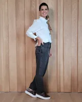 Pantalón de jean de corte recto y tiro medio, en color gris oscuro con efecto lavado. Presenta cierre frontal con botón y bolsillos laterales y traseros.