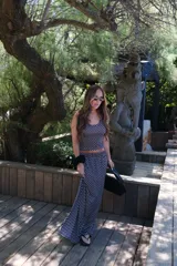 Pollera larga de viscosa, color azul marino con estampado de lunares blancos. Diseño de tiro alto y corte amplio.