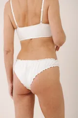 Bombacha vedetina color beige de algodón suave con terminaciones fruncidas.