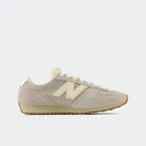 Championes New Balance modelo 471 color beige, con capellada de gamuza y malla, logo "N" en los laterales y suela de goma color caramelo.