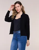 Cardigan tejido con cierre frontal de la marca Rio & Rian, color negro, con cuello polo y cremallera metálica completa. Confeccionado en tejido de punto con textura labrada en relieve en el frente y mangas, con mangas largas y puños acanalados.