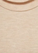 Camiseta de cuello perkins y manga corta, confeccionada en tejido elástico de viscosa y elastano con ajuste entallado al cuerpo.