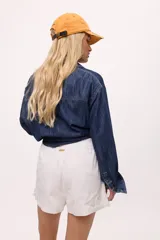 Short blanco de lino y algodón, con cintura elastizada y cordón ajustable.