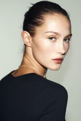 Camiseta de cuello redondo y manga corta, con corte regular fit.