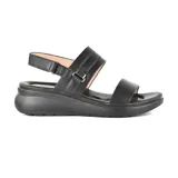 Sandalias de cuero sintético color negro, con plataforma baja y dos tiras anchas en el empeine. Una tira tiene hebilla ajustable.