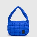 Cartera de hombro acolchada color azul eléctrico, con diseño de costuras cuadradas, cierre superior y etiqueta de marca en la parte inferior.