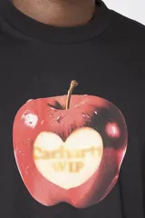 Remera blanca Carhartt WIP de manga corta y corte holgado, con estampa frontal de una manzana verde con un sector tallado en forma de corazón y la inscripción de la marca en su interior.
