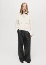 Chaqueta recta de algodón estilo vaquero, color blanco, con manga larga, cuello camisero de efecto piel en contraste, cierre oculto de cremallera y botones, y dos bolsillos delanteros de parche con solapa.