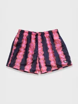 Short de baño para hombre con estampado de flores rosas sobre fondo gris, calce relajado, cintura elástica con cordón regulable, bolsillos laterales y bolsillo trasero con cierre. Incluye suspensor de malla fina hipoalergénico.