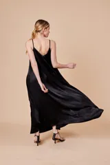 Vestido largo color gris plateado, de viscosa, con breteles finos y corte acampanado.