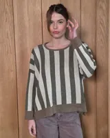Buzo de punto con diseño de rayas verticales en tonos tostado y beige, con una estrella grande en la espalda y terminaciones en color verde oliva. Presenta un corte holgado y mangas anchas.