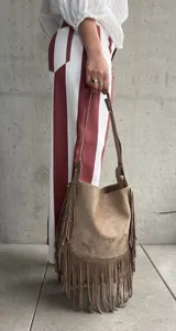 Jean barrel de tiro medio, con diseño de rayas verticales en color rojo y blanco, confeccionado en denim sin elastano.