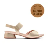 Sandalias de cuero doradas con taco bajo y tira elástica en el tobillo.