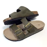 Sandalias de hombre color verde militar, con dos tiras ajustables con hebillas metálicas color bronce. Plantilla anatómica de corcho y suela de goma negra.