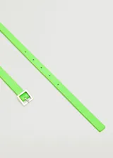 Cinto de poliéster color verde neón con hebilla metálica cuadrada plateada.
