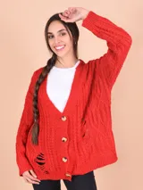 Cárdigan rojo de tejido de punto grueso con trenzas, escote en V, cierre frontal con botones de madera y detalles rotos.