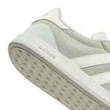 Championes Adidas Breaknet Sleek de mujer, color verde claro con detalles en blanco, confeccionados con diseño clásico de perfil bajo y las icónicas tres tiras de la marca.