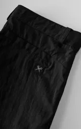 Bermuda cargo negra con bolsillos laterales con solapa y trabillas para cinturón.