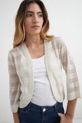 Cardigan de tejido de punto color beige con rayas horizontales en tono más claro, de mangas 3/4 y corte clásico.