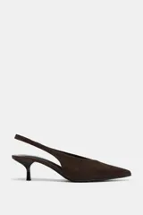 Zapato destalonado tipo slingback con tacón kitten, acabado en punta y escote en pico. Cuenta con tira trasera elástica para mayor ajuste.