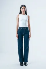 Jean de tiro medio con silueta recta que se amplía levemente hacia la botamanga, generando un efecto flare. Confeccionado en denim de estructura firme, cuenta con diseño de cinco bolsillos, cierre frontal y presillas en la cintura.