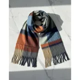 Bufanda rectangular de tejido grueso con diseño de cuadros en tonos azul, naranja, gris y beige, terminada con flecos en los extremos.