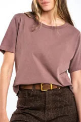 Remera de manga corta y cuello redondo, color arena, con calce al cuerpo.