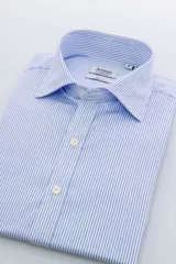 Camisa de vestir a rayas verticales celestes y blancas, de corte slim fit y cuello italiano.