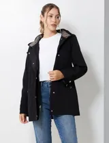 Gabardina impermeable negra, con capucha desmontable, cierre central oculto con botones a presión, bolsillos delanteros y cintura ajustable con jareta interna. Incluye forro interno desmontable.