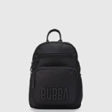 Mochila urbana de diseño compacto, color negro, con compartimento principal y bolsillo frontal con cierre. Presenta el logo de la marca grabado en relieve en la parte inferior y asa superior de mano.