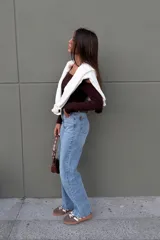 Pantalón de jean tiro medio color azul claro, corte wide leg y diseño clásico de cinco bolsillos con presillas para cinturón.