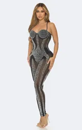 Body entero de corte ajustado confeccionado en tejido mesh transparente. Presenta un diseño con copas estructuradas y aplicaciones de pedrería brillante distribuidas estratégicamente a lo largo de la prenda, creando un efecto visual lineal y sofisticado.