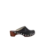 Suecos negros con base de madera de álamo blanco y capellada de cuero con textura de reptil.