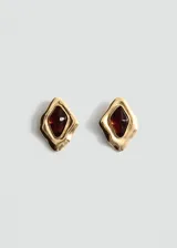Aros de diseño irregular con estructura de metal dorado y aplique central de resina en tono rojizo. Cierre metálico a presión.