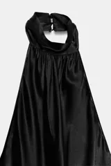 Vestido largo de satén negro, con cuello halter, espalda descubierta y cierre posterior con botones, perteneciente a la colección Zara Woman Collection.