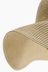 Sombrero de paja de papel trenzada, modelo de ala ancha con cintas de algodón a rayas para atar bajo el mentón.