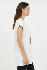 Remera de manga corta de algodón, de corte holgado y cuello a la base. Presenta un estampado frontal en el pecho con forma de corazón y encaje, con la inscripción "La Dolce Vita".