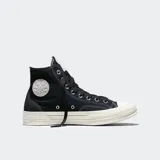 Championes Converse modelo Chuck 70 de caña alta, confeccionados en lona resistente con superposiciones de gamuza. Presentan suela de goma barnizada, cordones gruesos de algodón y el parche clásico de All Star en el lateral.