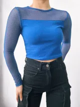 Top azul de crepe con cuello redondo y mangas largas de red.