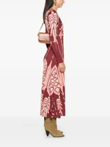 Bolso de mano color marrón claro, con correa de cadena dorada y cuero.