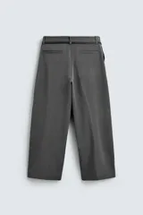Pantalón de corte balloon fit en color gris, confeccionado en tejido con viscosa. Presenta pliegues frontales, cintura con cinturón integrado a contraste, bolsillos laterales y bolsillos traseros de vivo.