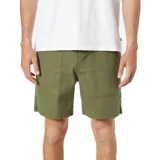 Bermuda color verde militar, de corte recto, con bolsillos laterales y traseros.