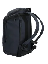 Mochila RKF de diseño técnico en color azul marino, confeccionada en poliéster reciclado repelente al agua. Presenta un compartimento principal con cierre, logo de la marca estampado verticalmente en el frente y detalle de cordón decorativo con mosquetón.