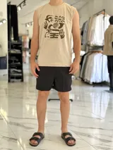 Musculosa color beige con estampado gráfico abstracto en tono marrón oscuro en el centro del pecho y la inscripción "SOUTHBEACH".