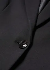 Blazer negro entallado de punto roma con solapas de muesca, hombros estructurados, abertura posterior y dos bolsillos de ribete delanteros.