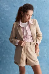 Short de tiro alto color marrón, con silueta relajada, bolsillos delanteros aplicados de gran tamaño, bolsillos traseros y cintura con presillas.